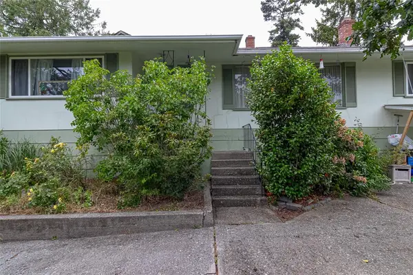 4021 Glanford Ave, Saanich BC V8Z 3Z7 - 4 bed, 3.0 bath in Saanich