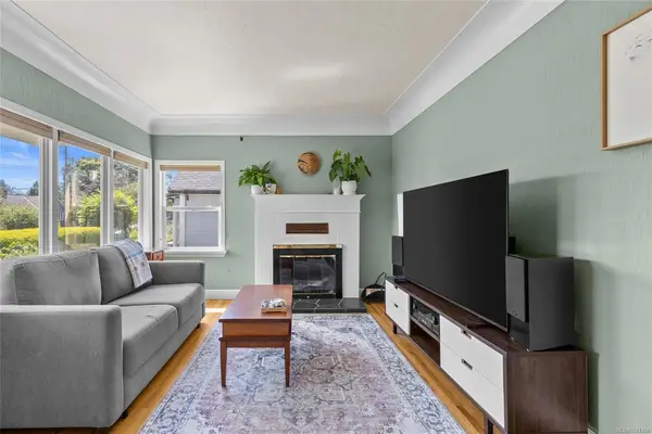 1726 Albert Ave, Victoria BC V8R 1Z1 - 3 bed, 2.0 bath in Victoria