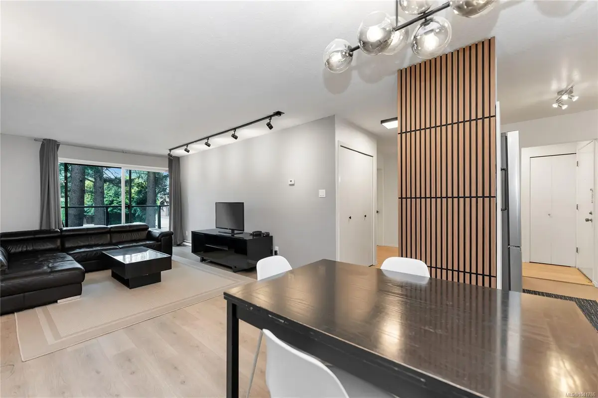 2022 Foul Bay Rd #212, Victoria BC V8R 5A9