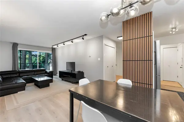2022 Foul Bay Rd #212, Victoria BC V8R 5A9 - 2 bed, 1 bath property for sale in Victoria