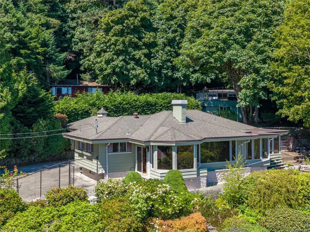 4916 Lochside Dr, Saanich BC V8Y 2E4