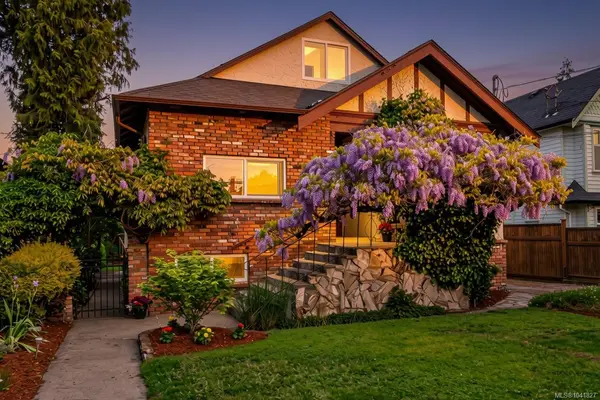 1730 Haultain St, Victoria BC V8R 2L2 - 5 bed, 3.0 bath in Victoria