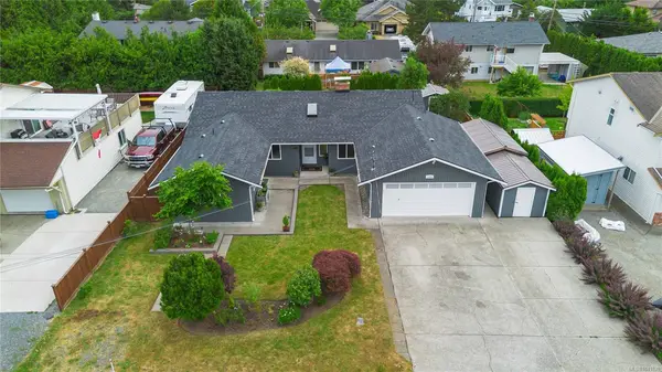 1131 Holly Park Rd, Central Saanich BC V8M 1E6 - 3 bed, 3.0 bath in Central Saanich