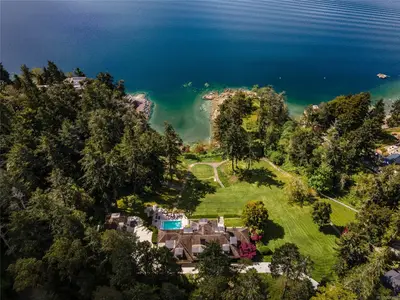 605 Senanus Dr, Central Saanich BC V8M 1S6