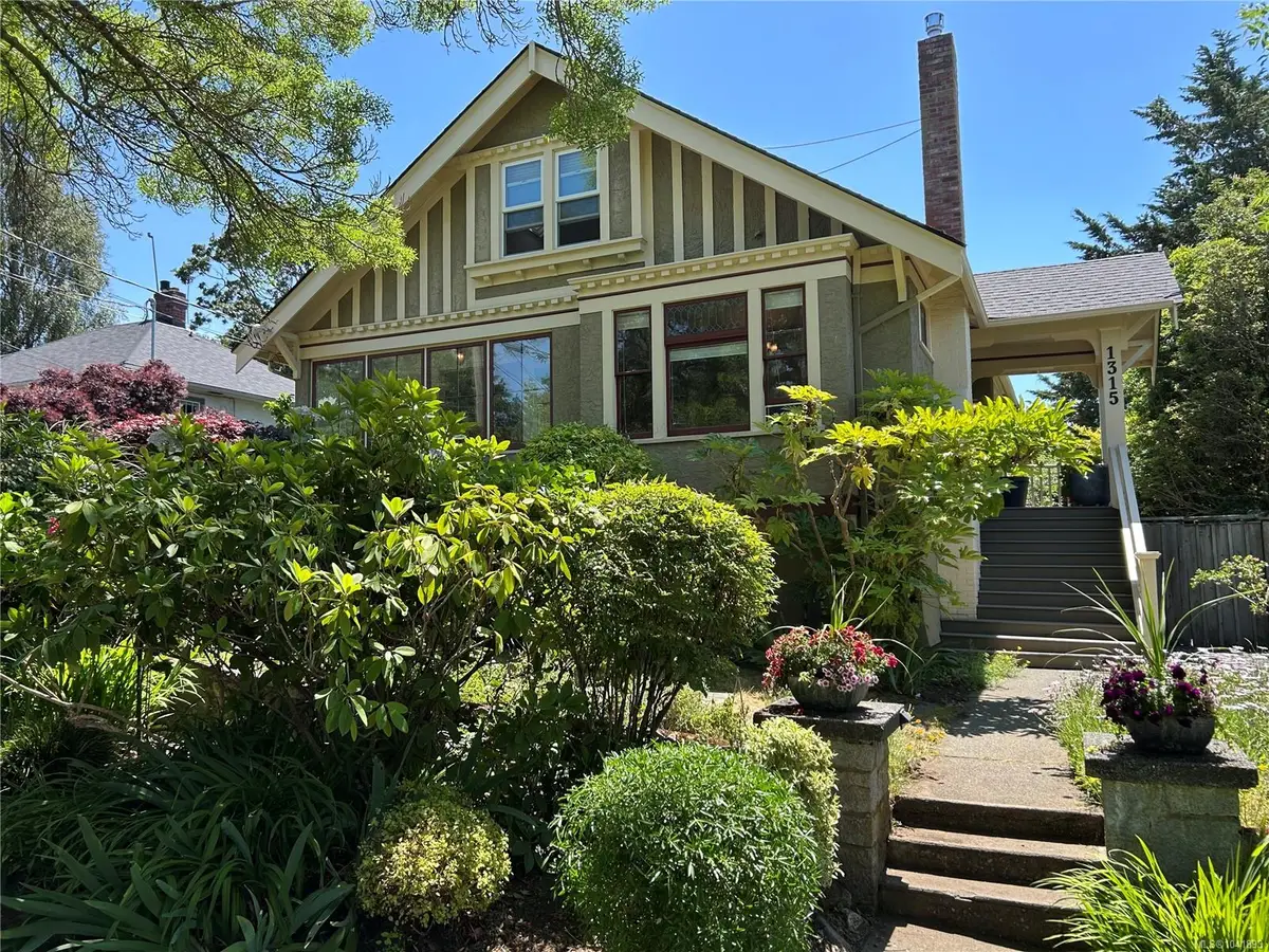 1315 Bond St, Victoria BC V8S 1C3