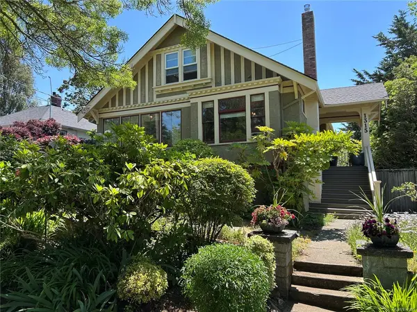 1315 Bond St, Victoria BC V8S 1C3 - 4 bed, 2.0 bath in Victoria