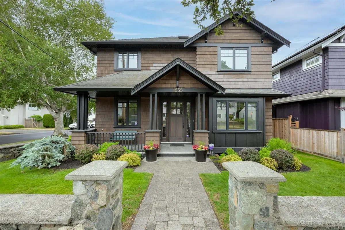 1255 Richardson St, Victoria BC V8V 3E2
