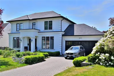 2777 Dewdney Ave, Oak Bay BC V8R 3M3