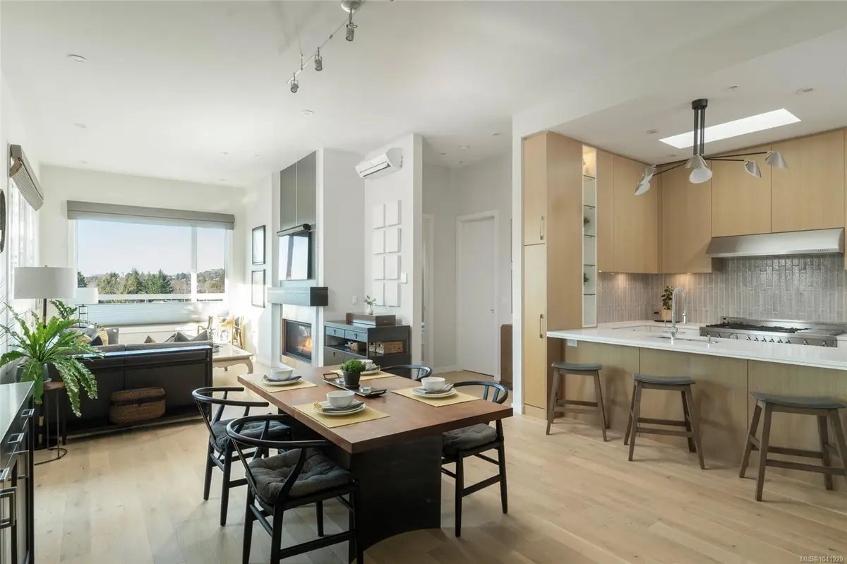 2285 Bowker Ave #PH5, Oak Bay BC V8R 2E2
