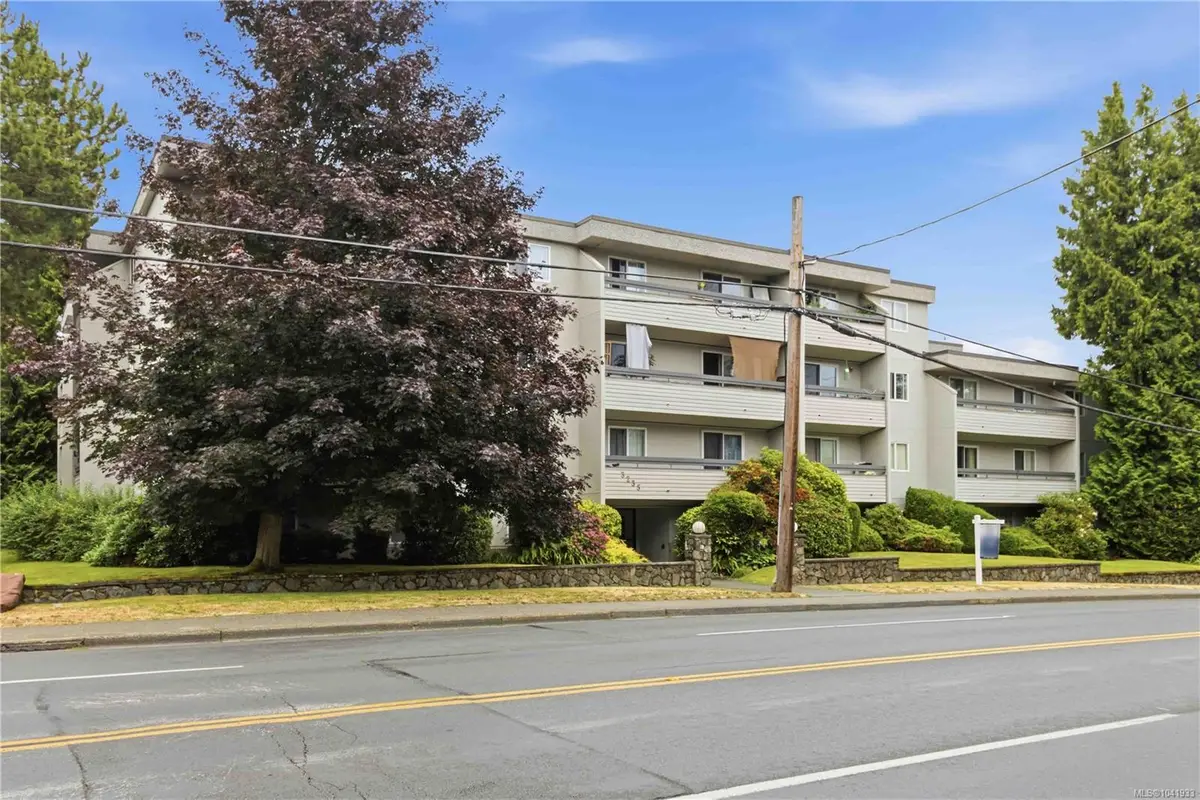 3235 Quadra St #103, Saanich BC V8X 1G4