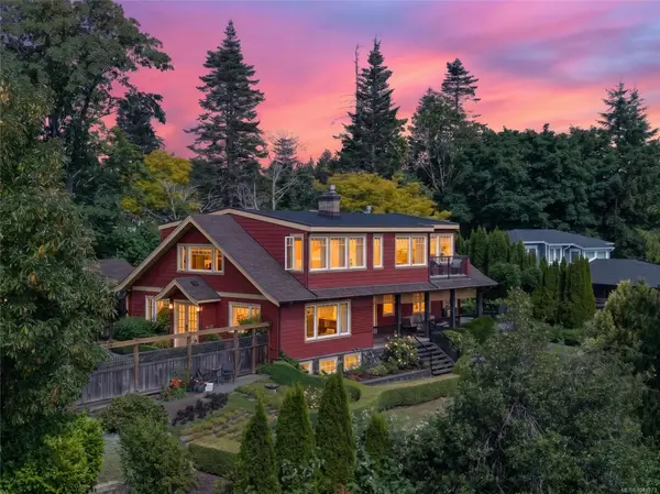 1685 Beaufort Ave, Comox BC V9M 1R8 - 6 bed, 4.0 bath in Comox