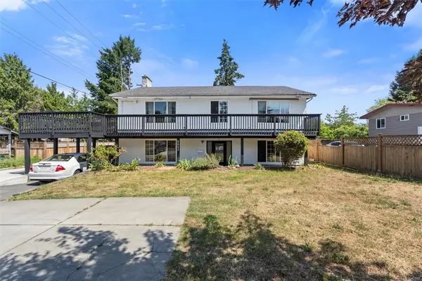 4043 Shelbourne St, Saanich BC V8N 3E5 - 5 bed, 3.0 bath in Saanich