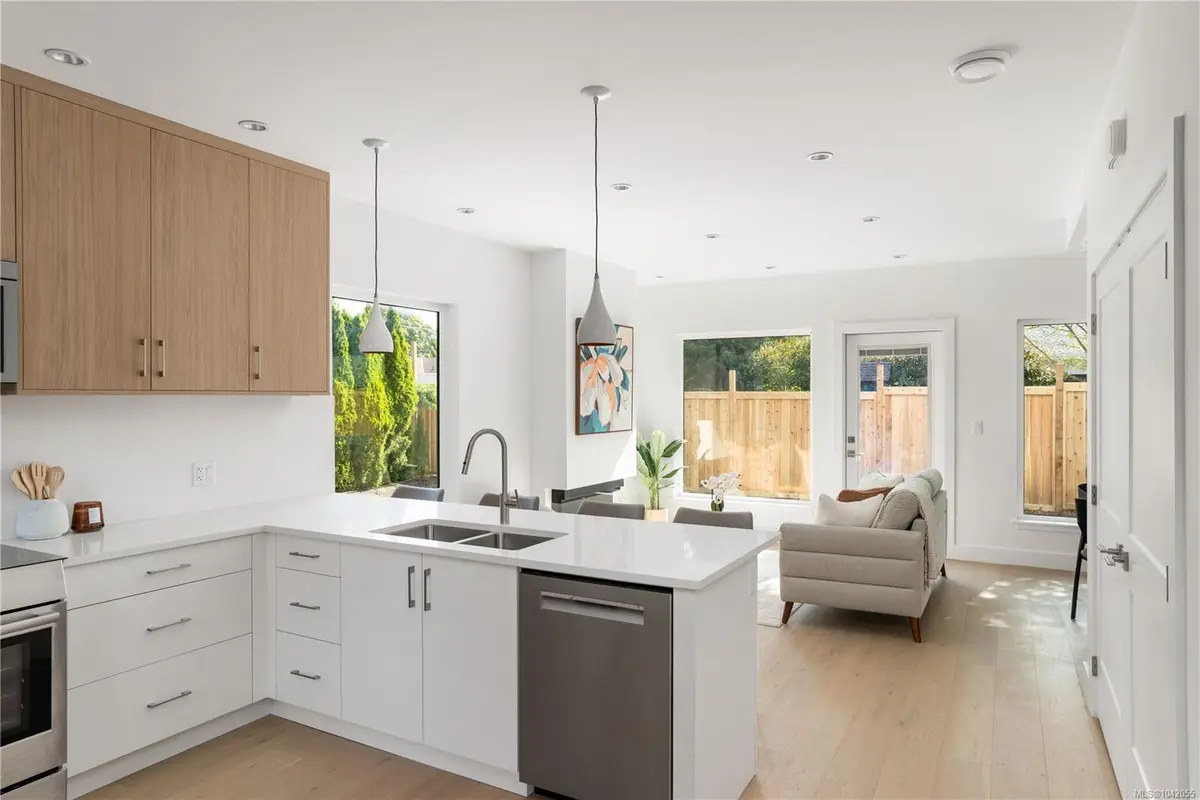2118 Pentland Rd #4, Oak Bay BC V8S 2W4
