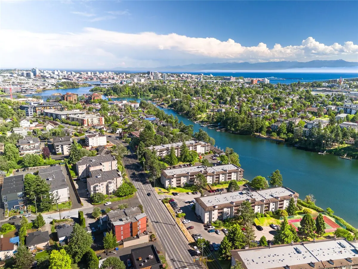71 Gorge Rd W #106, Saanich BC V9A 1L9