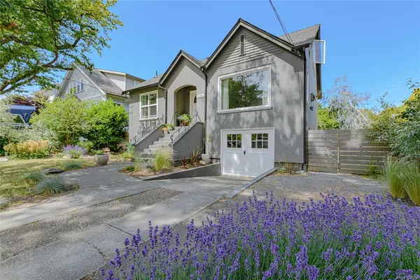 2624 Estevan Ave, Oak Bay BC V8R 2T2 - 4 bed, 2.0 bath in Oak Bay