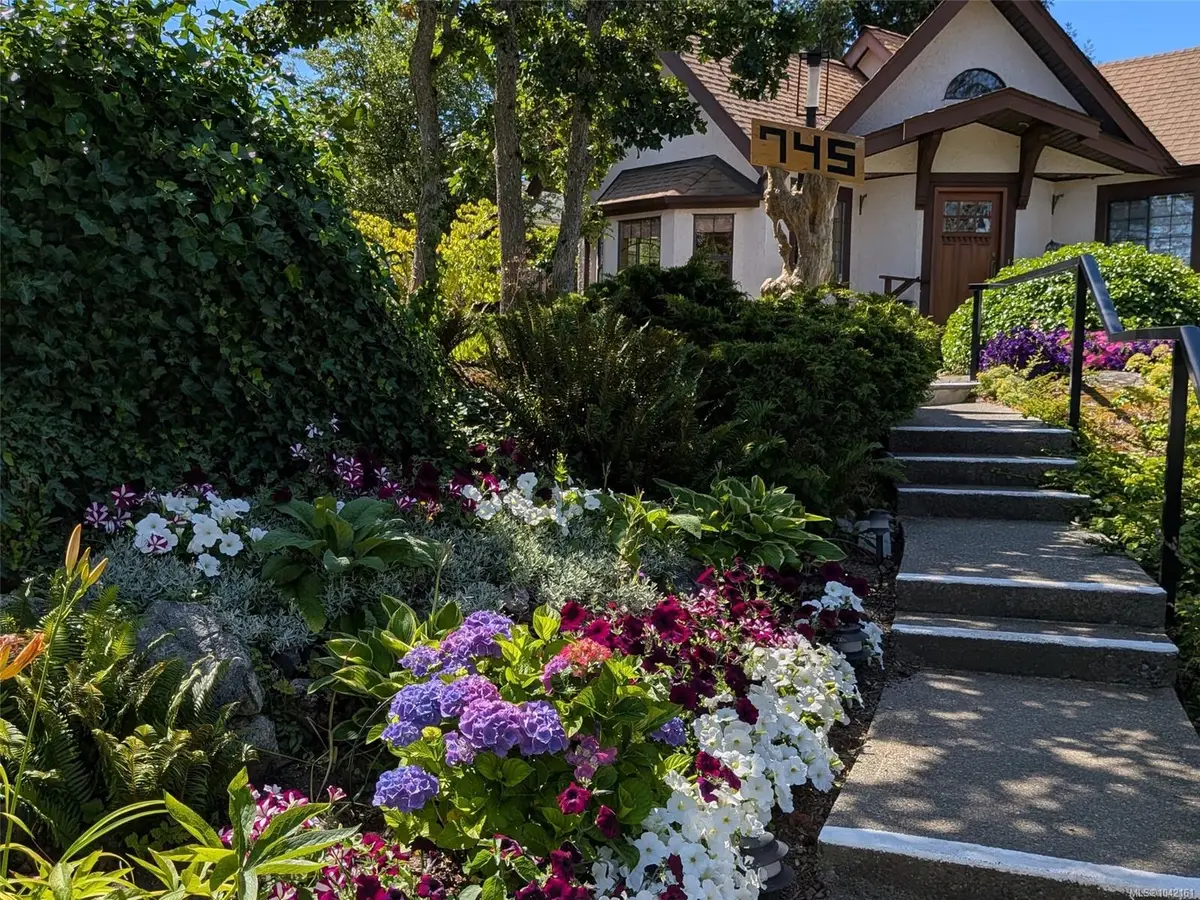 745 Middleton St, Saanich BC V9A 2E1