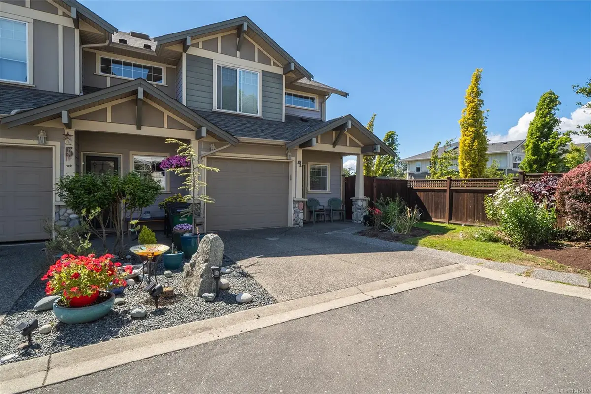 3338 Whittier Ave #4, Saanich BC V8Z 3P9