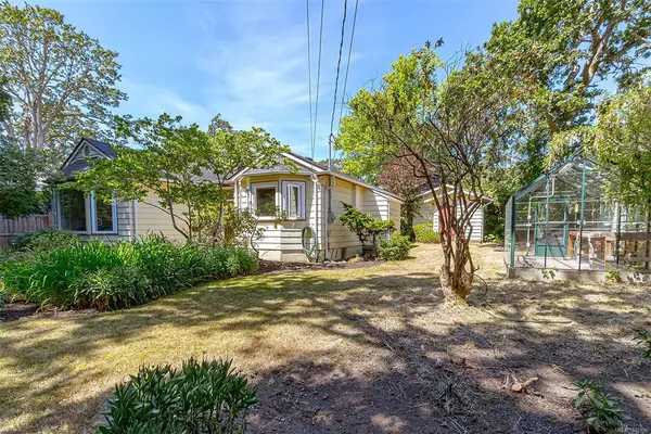 880 Somenos St, Victoria BC V8S 4A6 - 2 bed, 2.0 bath in Victoria
