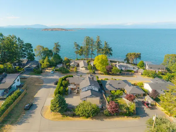 7115 Huddlestone Rd, Lantzville BC V0R 2H0 - 3 bed, 3.0 bath in Lantzville