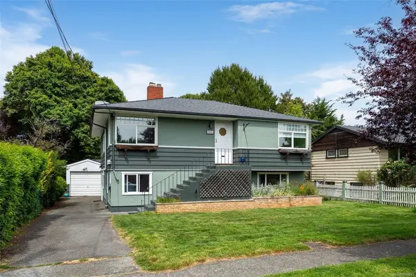 1914 Leighton Rd, Victoria BC V8R 1N4 - 4 bed, 2.0 bath in Victoria