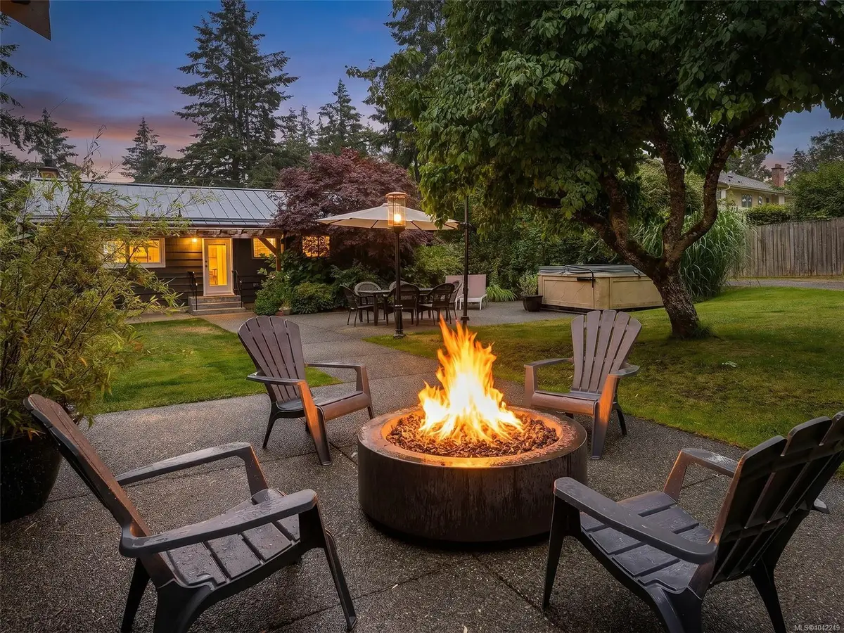 8508 Ebor Terr, North Saanich BC V8L 1L5