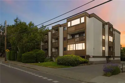 830 Esquimalt Rd #304, Esquimalt BC V9A 3M4