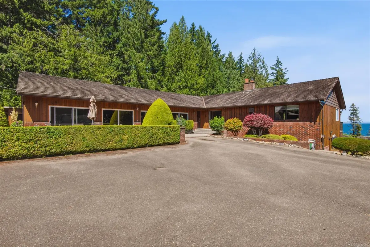 5071 Island Hwy W, Qualicum Beach BC V9K 1Z9