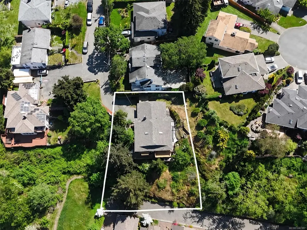 1071 Hyacinth Ave, Saanich BC V8Z 2S7