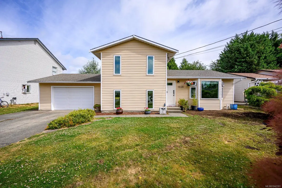 1646 Maquinna Ave, Comox BC V9M 3L7