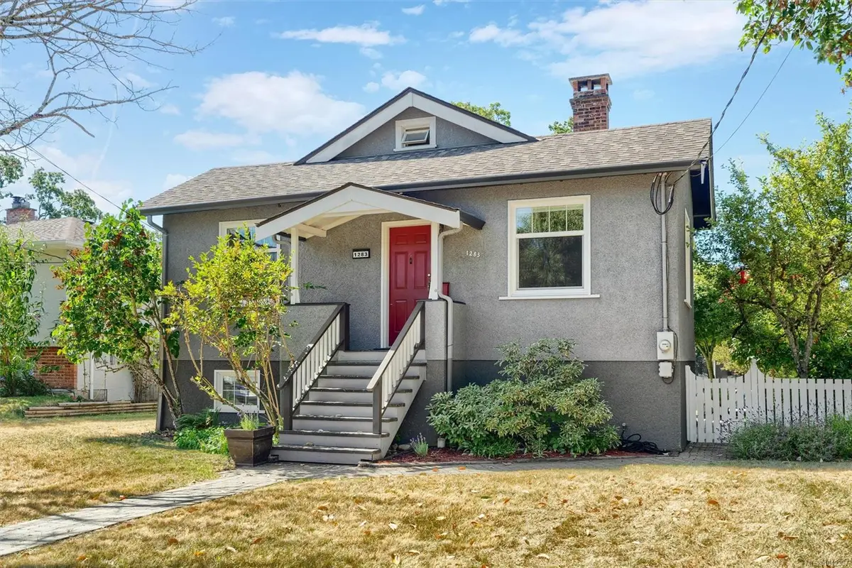 1283 Holloway St, Saanich BC V8P 1M8