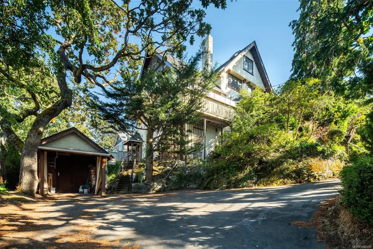 1043/1045 Belmont Ave, Victoria BC V8S 3T4