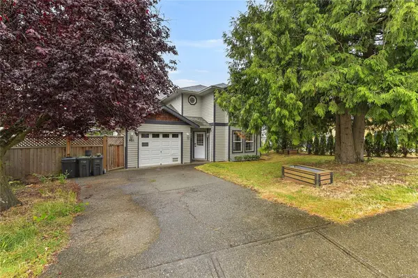 821 Lampson St, Esquimalt BC V9A 6B4 - 3 bed, 3 bath property for sale in Esquimalt