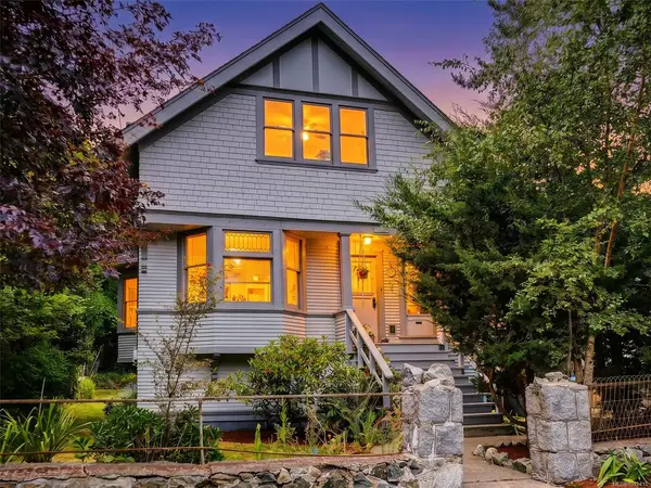 1561/1563 Gladstone Ave, Victoria BC V8R 1S4 - 2 bed, 2.0 bath in Victoria