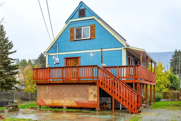 84 Lakeview Ave, Lake Cowichan BC V0R 2G0 - 5 bed, 3 bath in Lake Cowichan