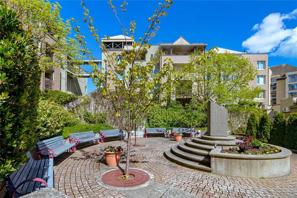 27 Songhees Rd #107, Victoria BC V9A 7M6