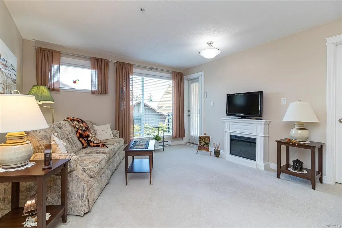 4536 Viewmont Ave #304, Saanich BC V8Z 5L2