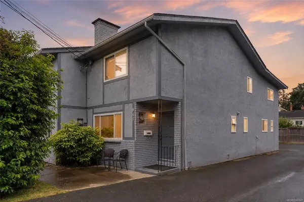 941 Inskip St, Esquimalt BC V9A 4J6 - 5 bed, 2 bath property for sale in Esquimalt