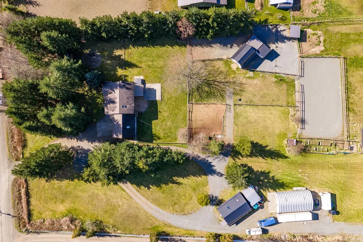 6104 Ledingham Rd, Courtenay BC V9J 1M9