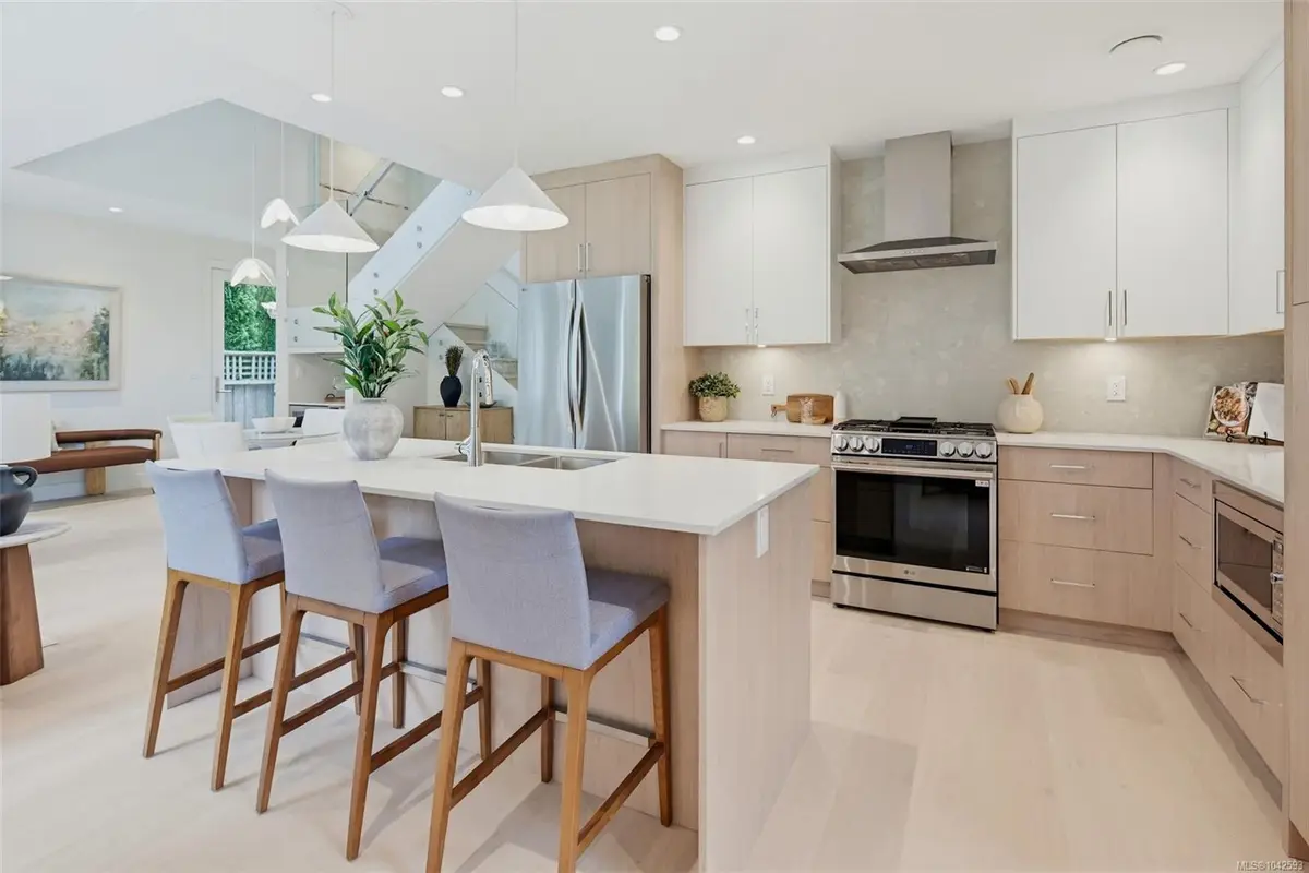 920 Island Rd #1, Oak Bay BC V8S 2T9
