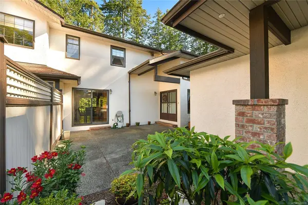 4631 Lochside Dr #3, Saanich BC V8Y 2S9 - 2 bed, 3 bath property for sale in Saanich
