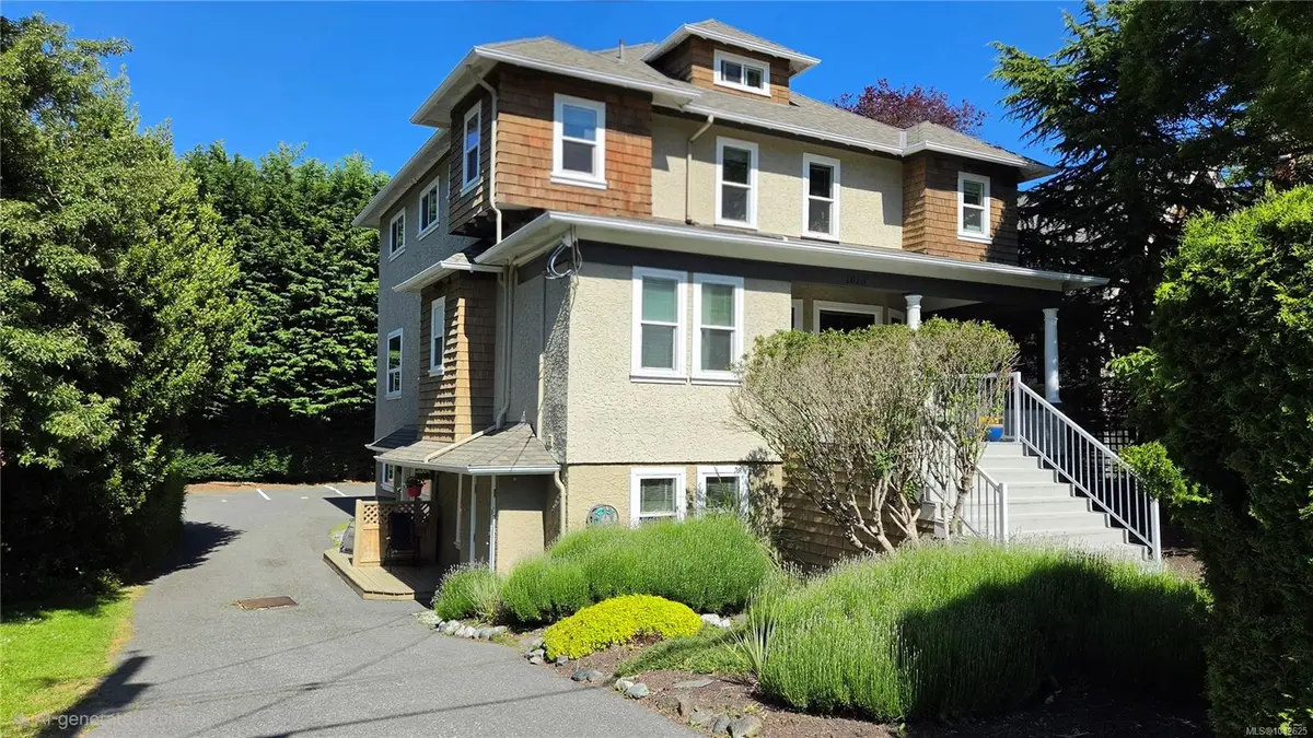 1025 Carberry Gdns, Victoria BC V8S 3R8