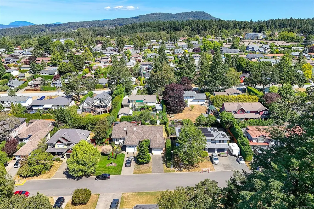 1108 Lucille Dr, Central Saanich BC V8M 1H6