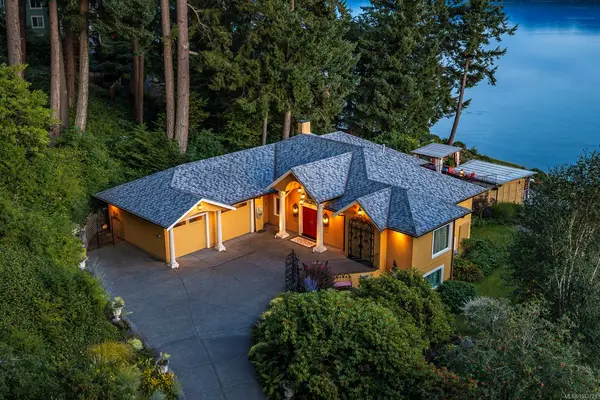 2299 Comox Ave, Comox BC V9M 1X6 - 3 bed, 3.0 bath in Comox