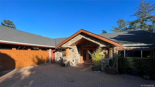 986 Seapearl Pl, Saanich BC V8Y 2X3 - 6 bed, 5.0 bath in Saanich