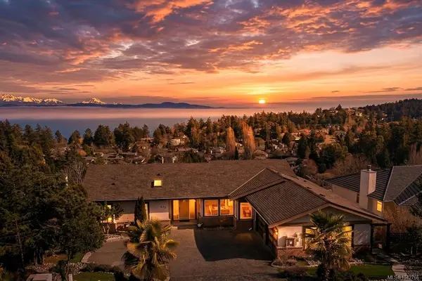 972 Seapearl Pl, Saanich BC V8Y 2X2 - 7 bed, 5.0 bath in Saanich