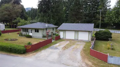 10289 Tamea Rd, Honeymoon Bay BC V0R 1Y0