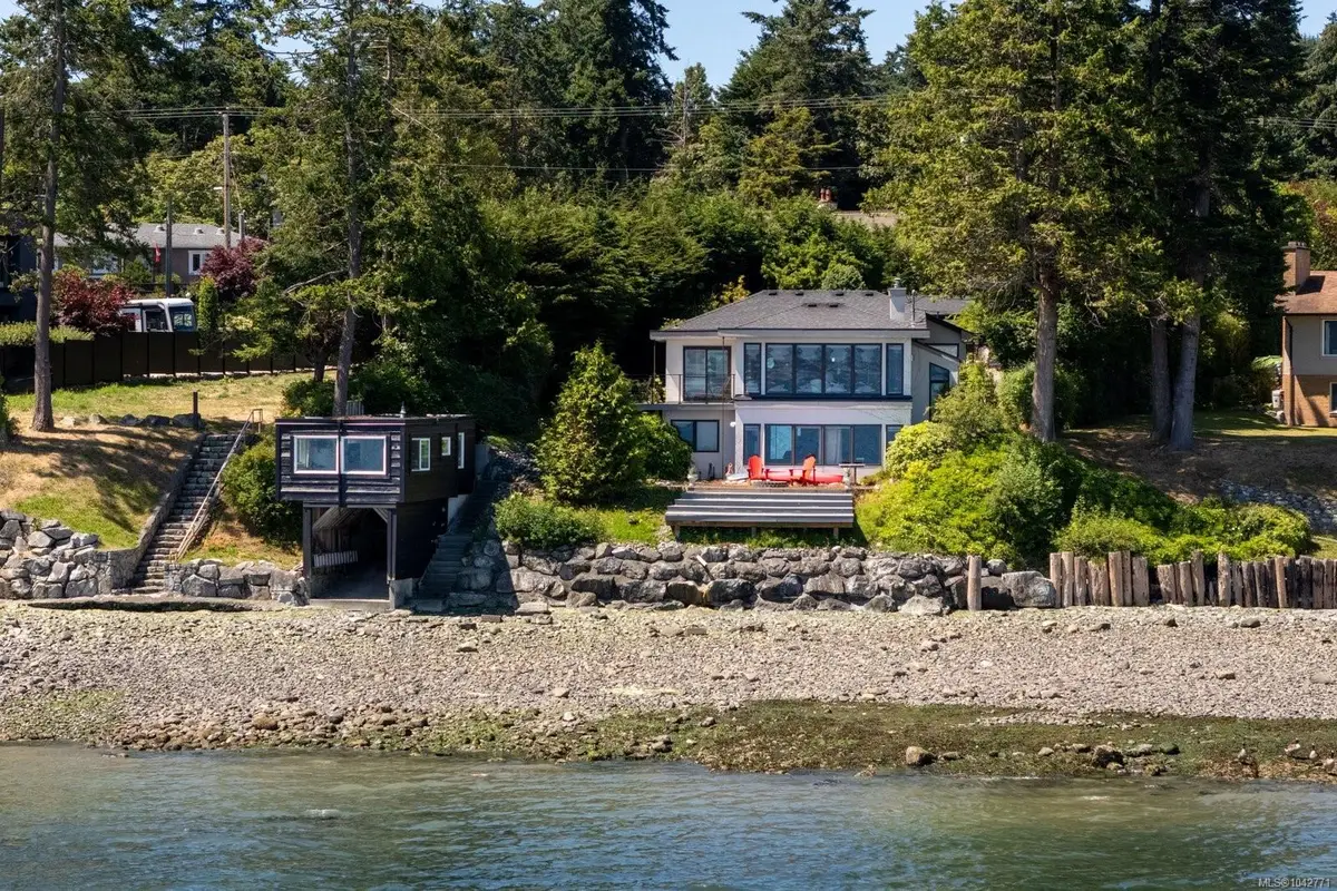 8543 Lochside Dr, North Saanich BC V8L 1M5