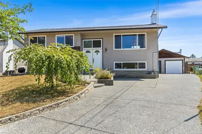2054 Piercy Ave, Sidney BC V8L 2K5