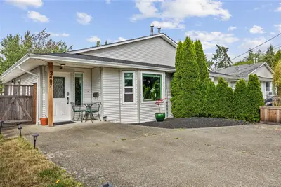 2407 Willemar Ave #B, Courtenay BC V9N 3M8
