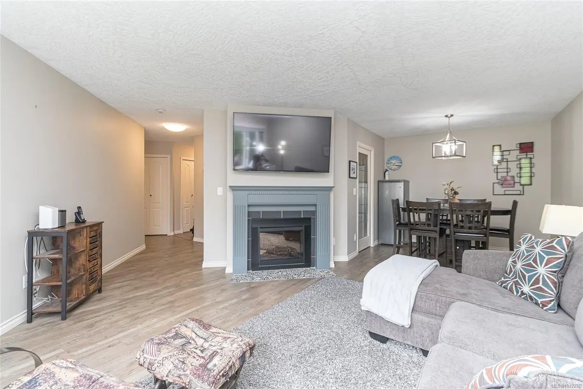 3931 Shelbourne St #204, Saanich BC V8P 4H9